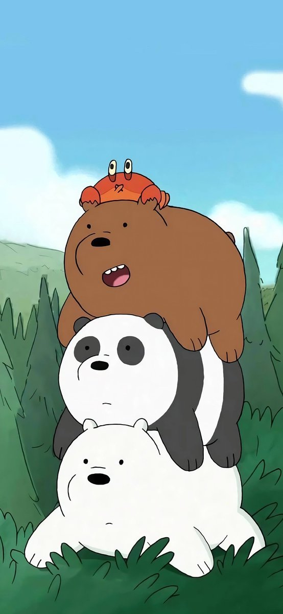 Drei Bären übereinander in einem Wald, ein Eisbär unten, ein Panda in der Mitte und ein Braunbär oben mit einem überraschten roten Krebs auf seinem Kopf