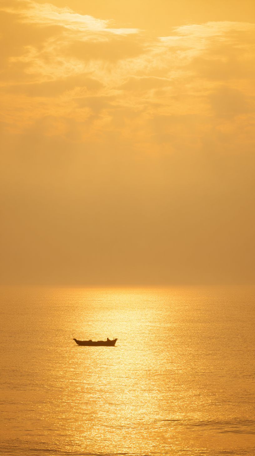 魅力的な夕日海景、一隻の漁船が金色の海で漂っている