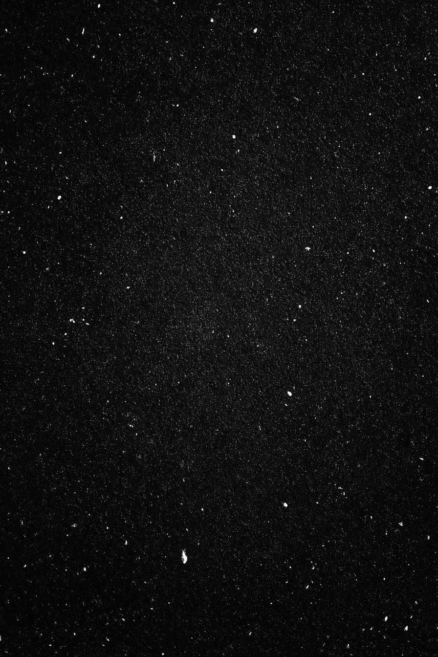 خلفية سوداء مع خطوط بيضاء رفيعة وبقع بيضاء عشوائية، تثير الحنين