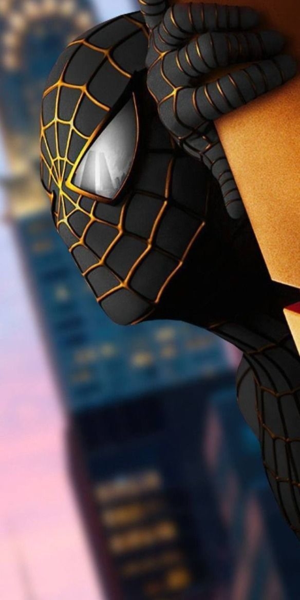 Spider-Man trägt einen schwarzen Symbiontenanzug mit auffälligen goldenen Spinnennetzmustern