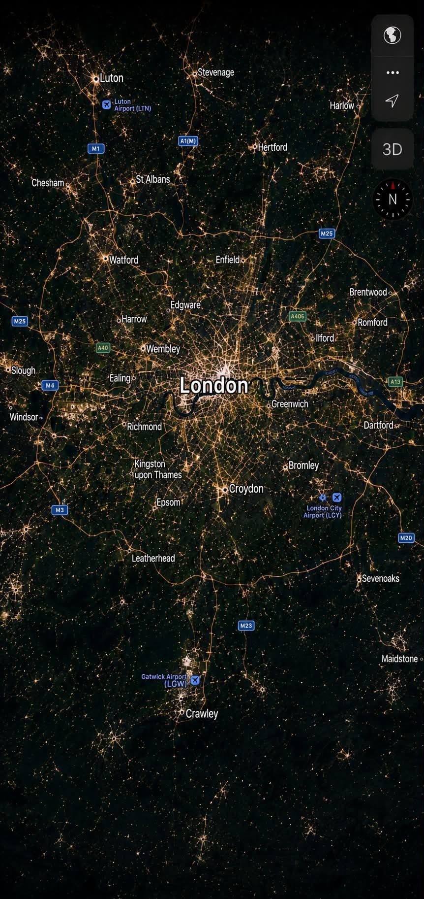 Vista nocturna satelital de Londres en forma de mapa digital destacando la iluminación urbana
