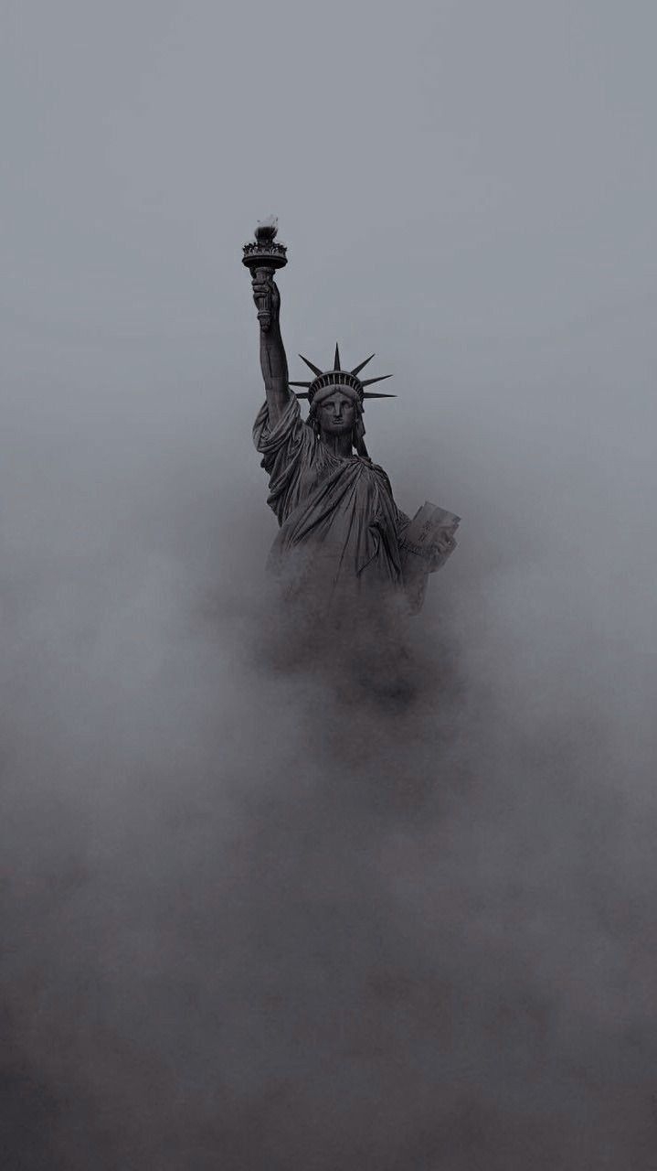 Fond d'écran HD de la Statue de la Liberté dans le brouillard