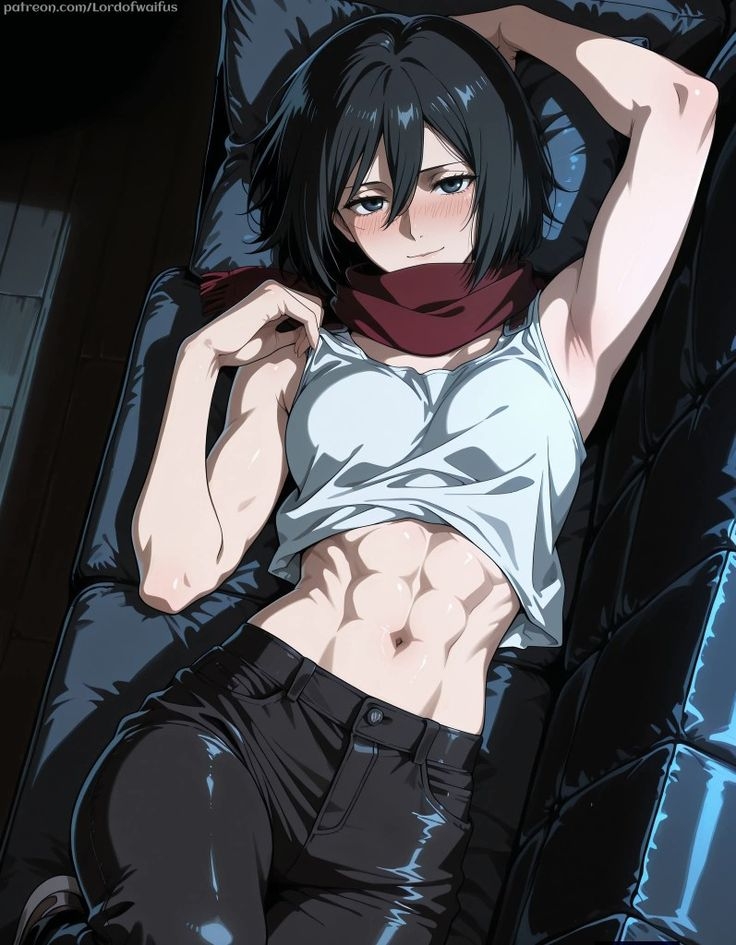 Ein schwarzhaariges Mädchen in einem weißen Tanktop liegt auf einem schwarzen Sofa