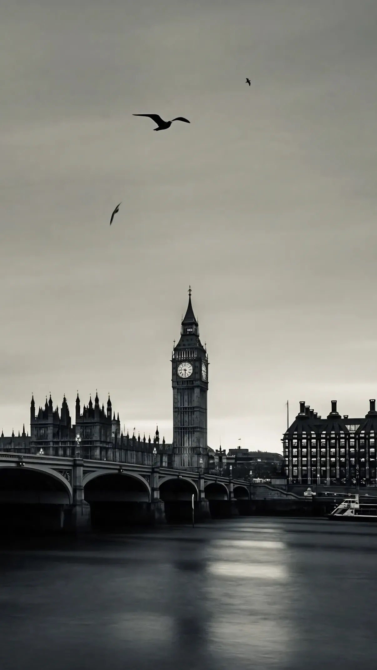 The monochrome wallpaper of London's Big Ben showcases a retro British vibe