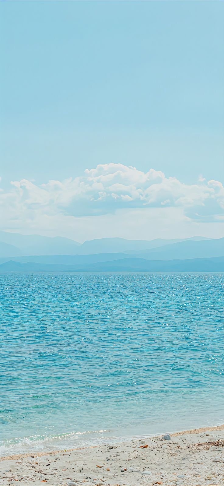 この印象派の油絵は、穏やかな海の景色を描写し、青い海水と柔らかな空が接するビーチを特徴としています