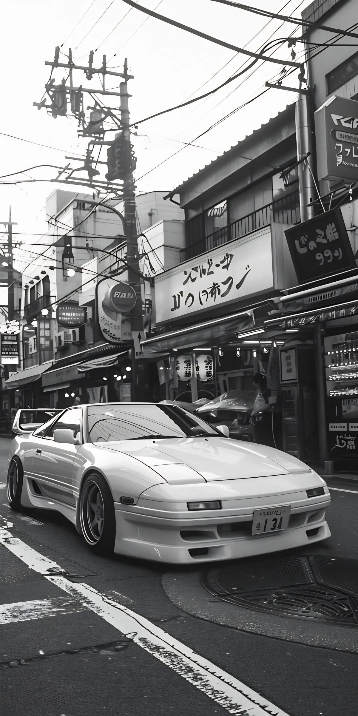 Ein schwarz-weißes Foto eines modifizierten weißen Nissan-Sportwagens, der an einer Straßenecke in Tokio parkt, zeigt die Atmosphäre der JDM-Autokultur