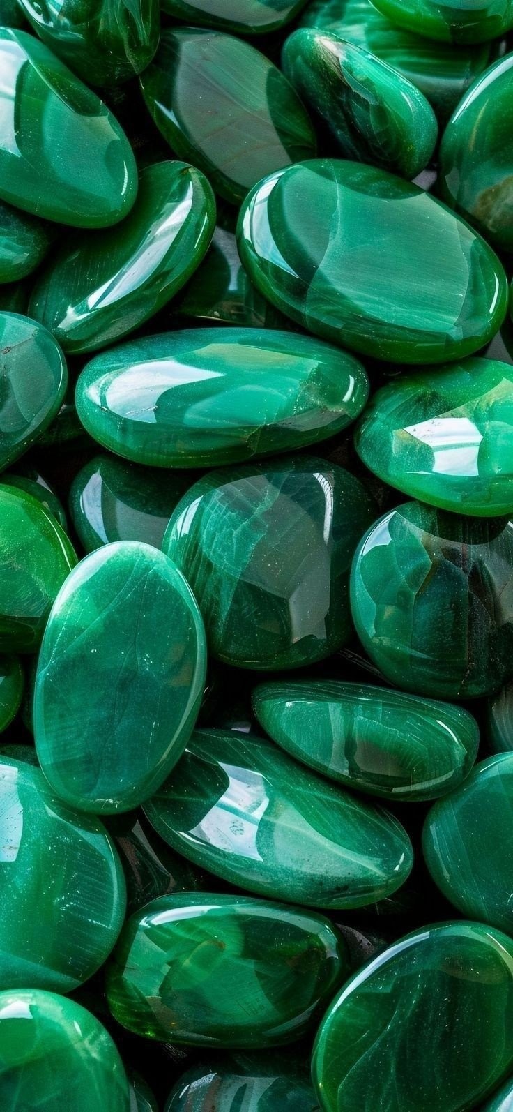El fondo de pantalla de guijarros verdes pulidos en alta definición es adecuado para la pantalla de bloqueo o el escritorio