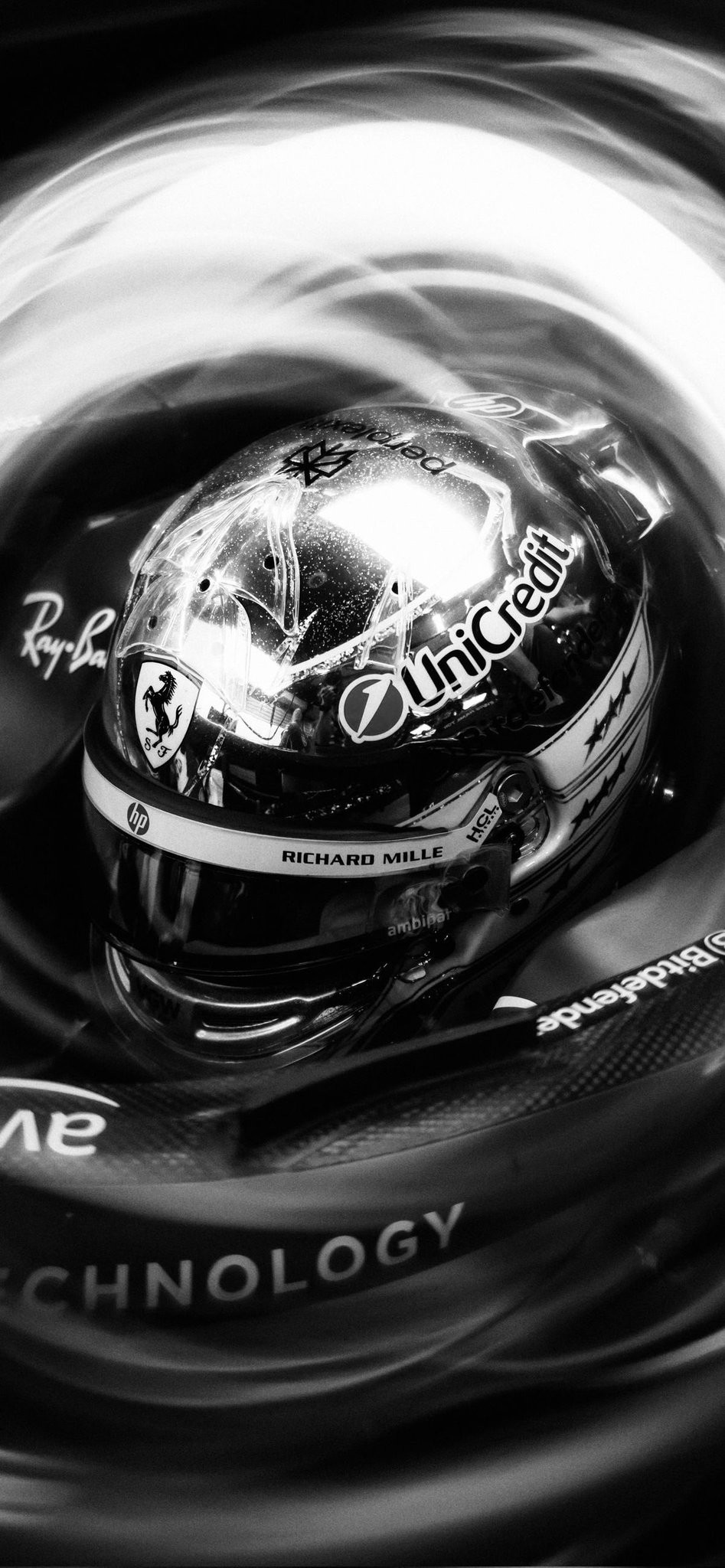 Der schwarz-weiße F1-Helm-Hintergrund ist perfekt für den Sperrbildschirm oder den Desktop