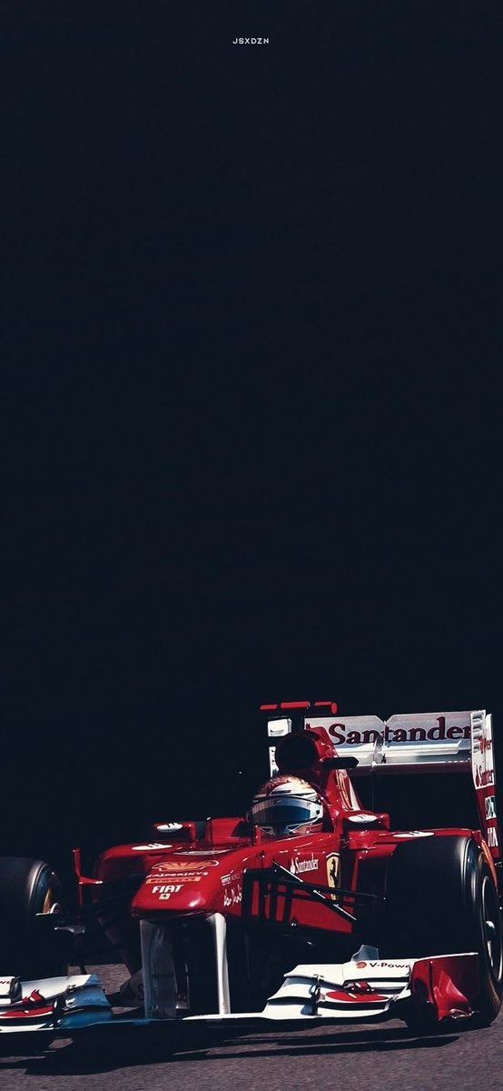 Este es un estilo fotográfico dramático y de alto contraste que destaca la soledad y la belleza escultórica del coche de F1