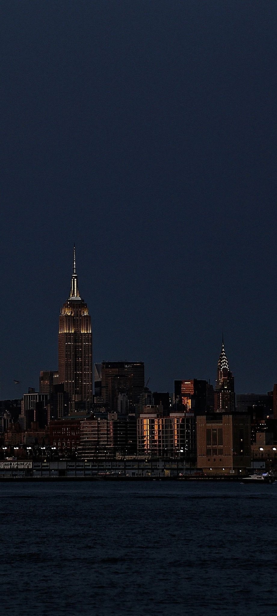 Fondo de pantalla de alta definición que muestra la vista nocturna de Manhattan con el Empire State y el edificio Chrysler