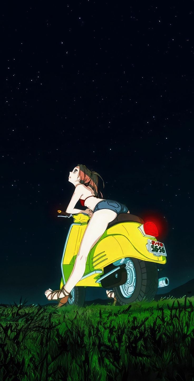 Ein rothaariges Mädchen lehnt sich an eine gelbe Vespa und blickt in den Sternenhimmel