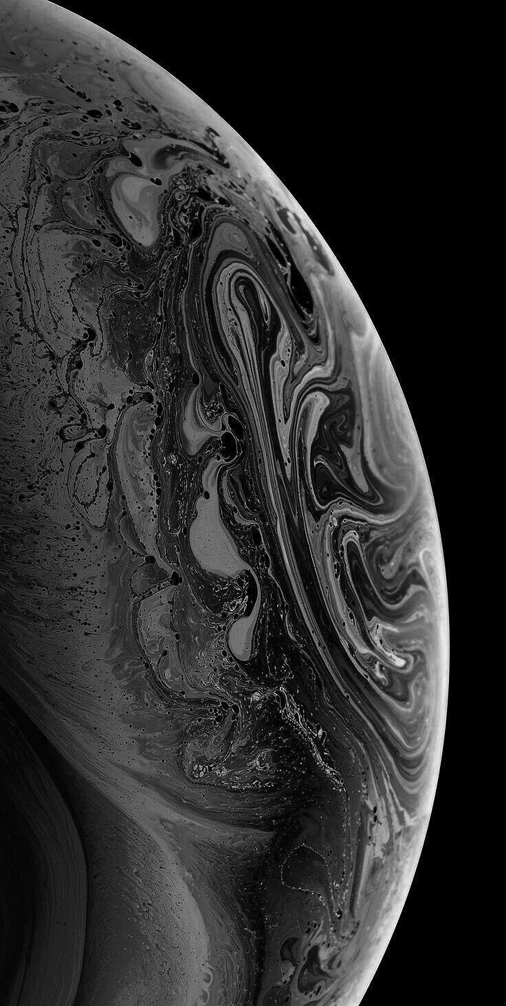 Schwarzes und weißes Gasplaneten-Wallpaper, das wirbelnde Wolken und Sturmtexturen zeigt
