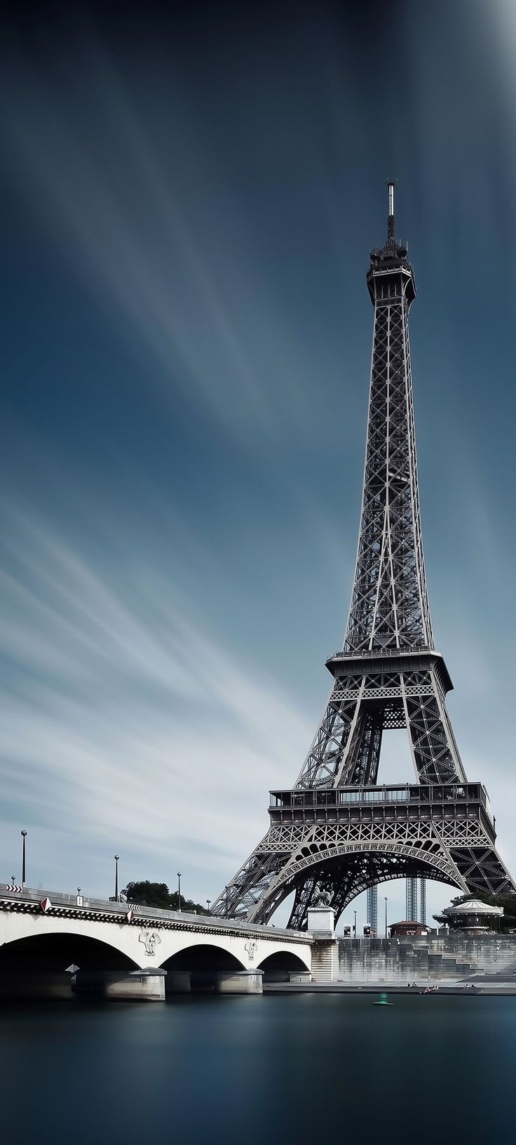 Dies ist ein hochauflösendes Handy-Wallpaper des Eiffelturms, das die romantische Landschaft von Paris zeigt