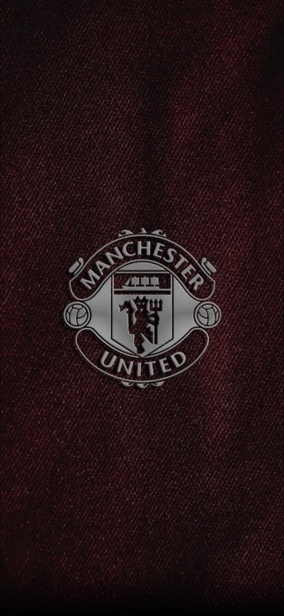 Das Wappen von Manchester United zeigt zurückhaltende Eleganz und Symmetrie auf einem tief roten Hintergrund