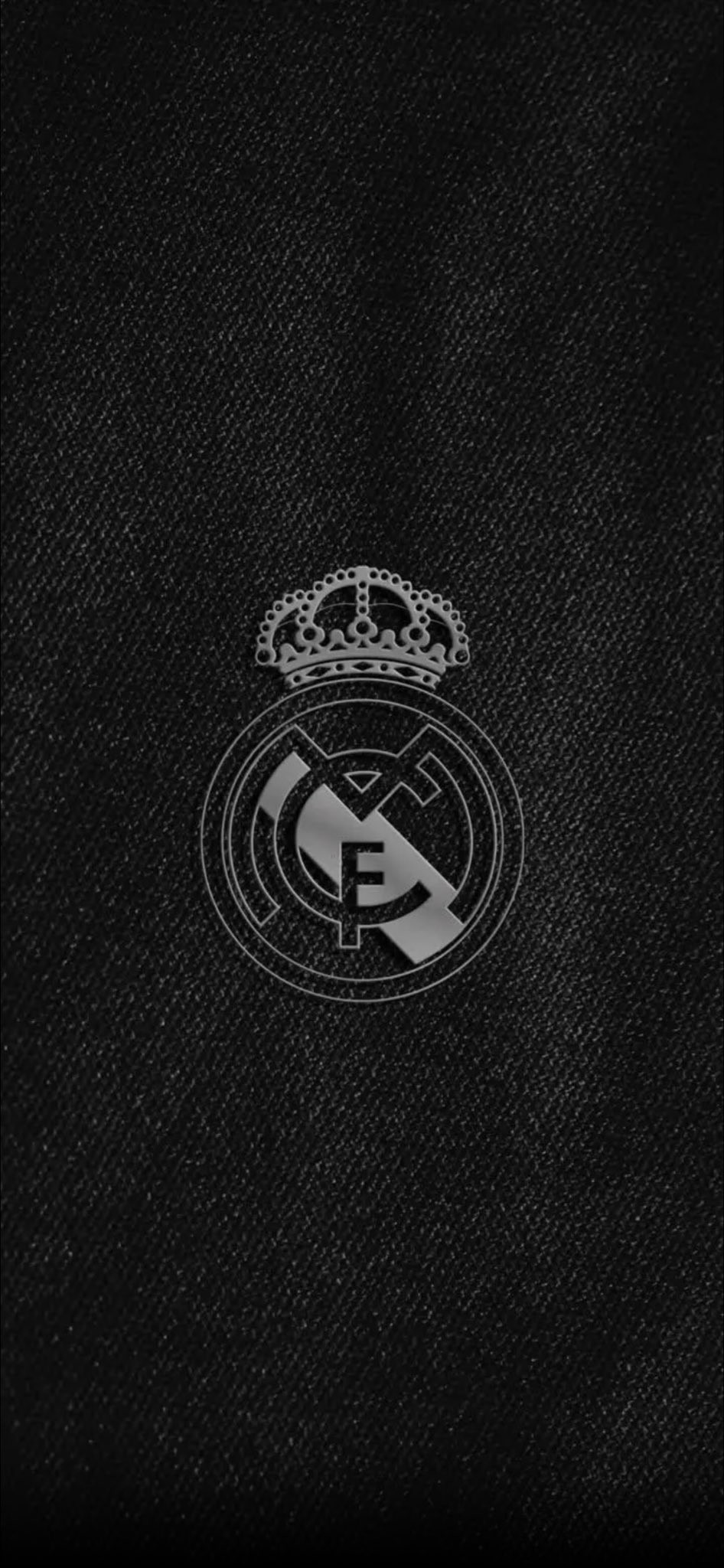 Le design du logo du Real Madrid présente une couronne argentée et des lettres combinées sur un fond en cuir noir