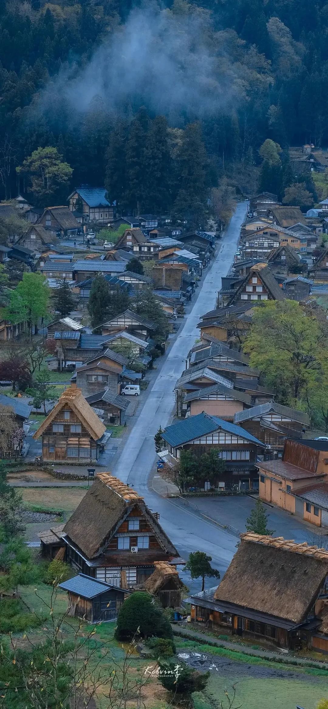 Fondo de pantalla de la aldea Shirakawa-go con niebla matutina