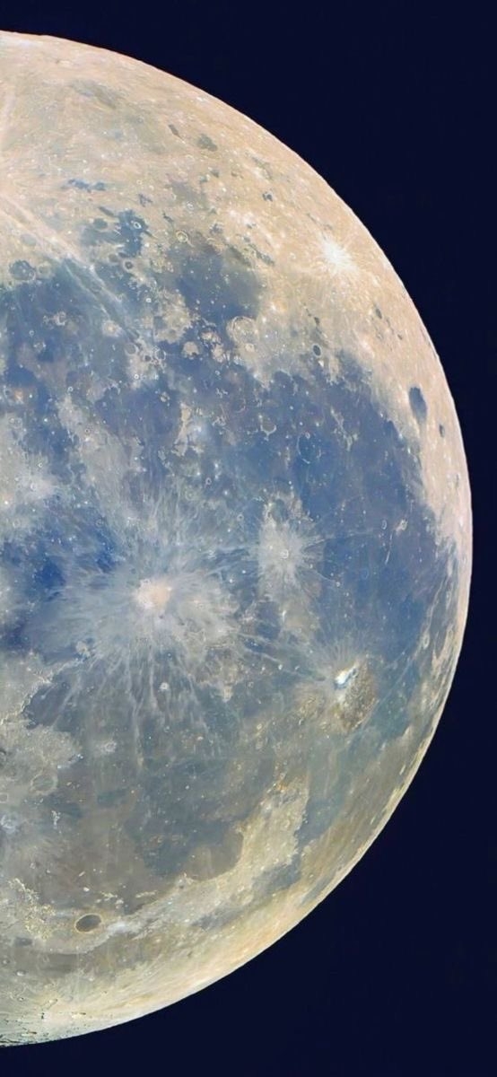 High-resolution lunar surface wallpaper is suitable for lock screens