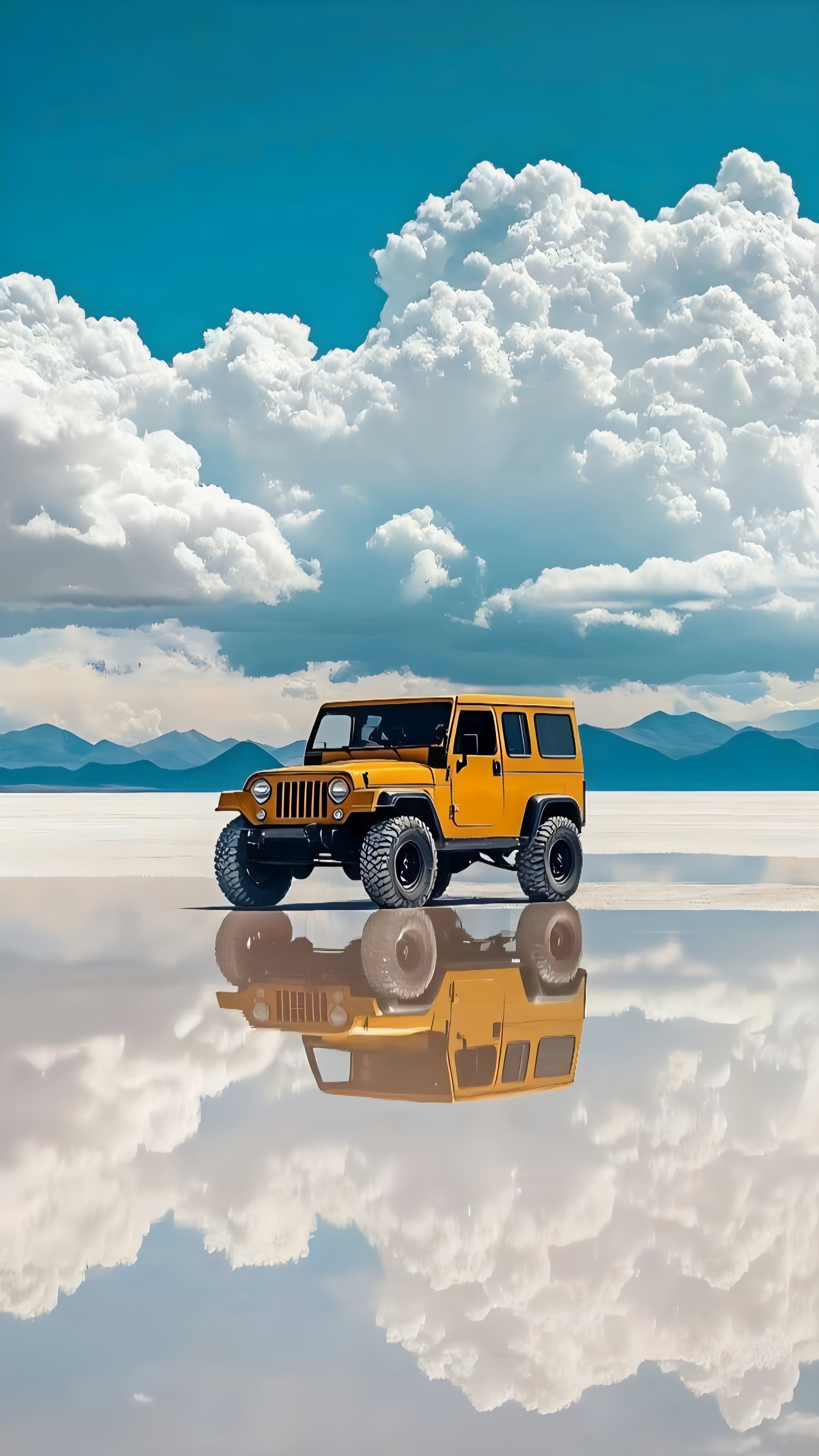 Желтый Jeep Wrangler отражает облака и синие горы на соляной равнине
