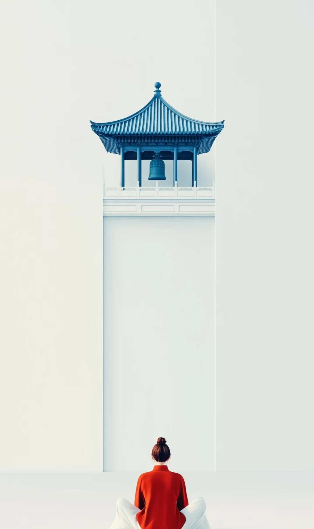 Una mujer vestida de rojo contempla una torre de reloj azul, mostrando la estética minimalista china