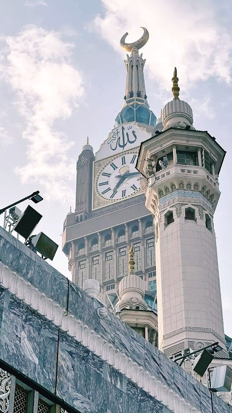 Téléchargez le fond d'écran HD de l'Hôtel Tour Royale de La Mecque et vivez la sainteté de l'architecture islamique