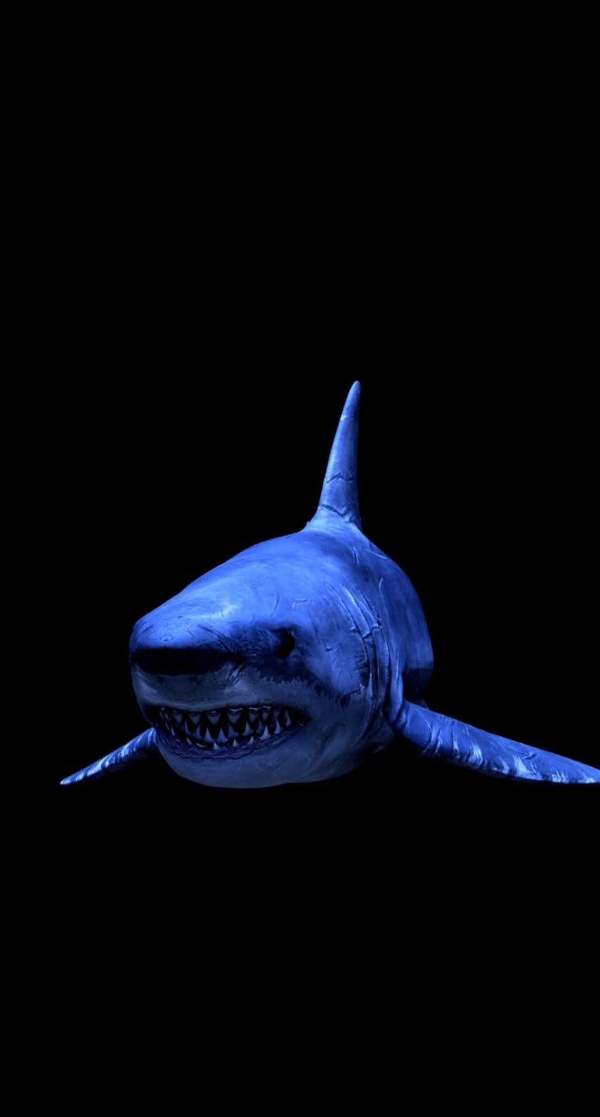 O papel de parede HD de um tubarão azul em fundo preto é perfeito para os entusiastas do medo do fundo do mar