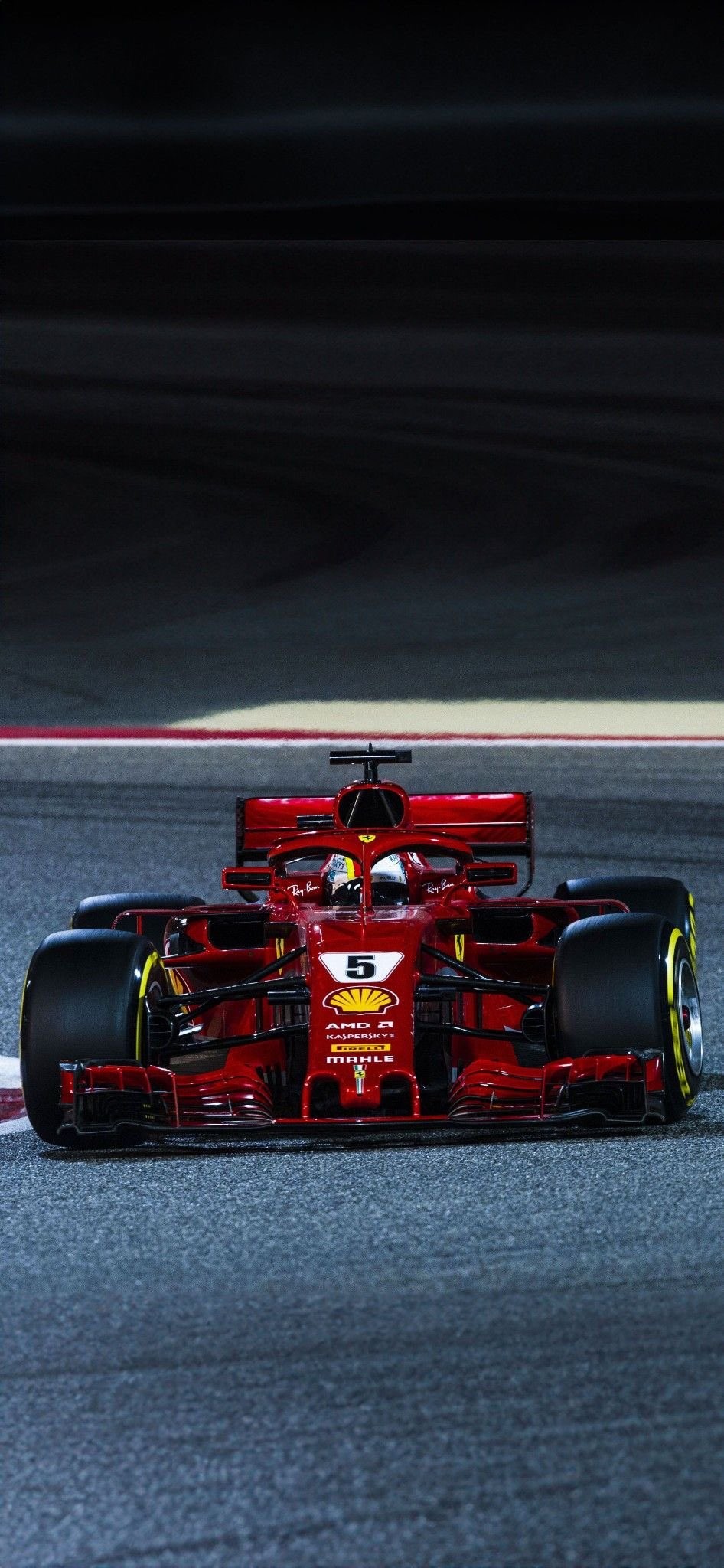 Fondo de pantalla de Ferrari F1 que muestra su carrocería roja monocoque y el número 5