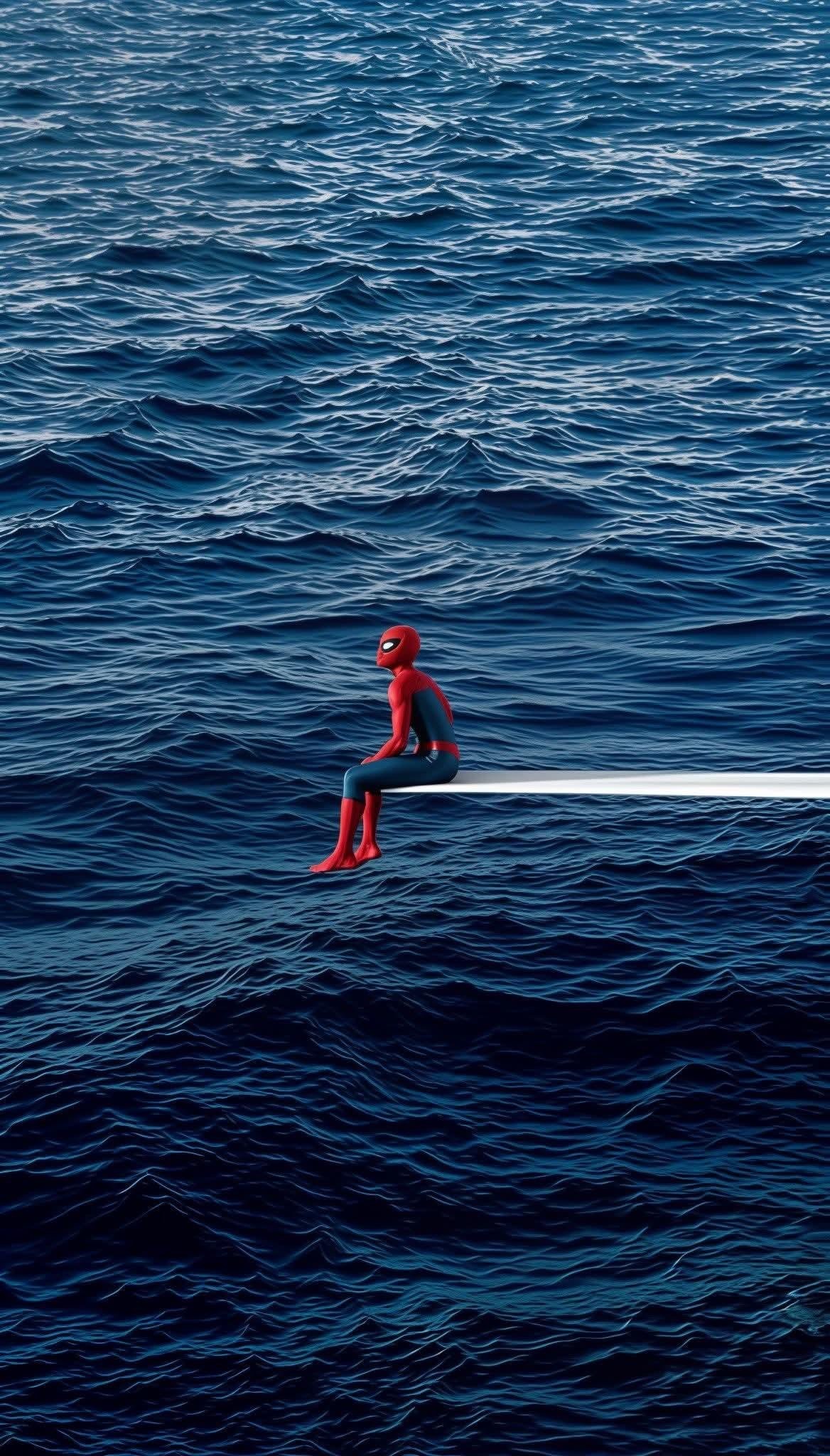 Esta imagem apresenta o Homem-Aranha sentado em uma prancha branca estreita sobre um vasto oceano azul profundo