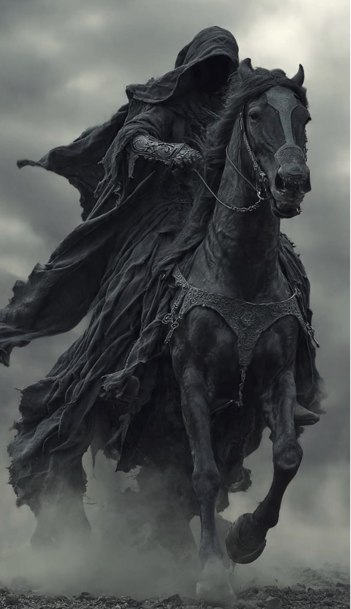 Un caballero con capa galopa sobre un caballo negro en la niebla