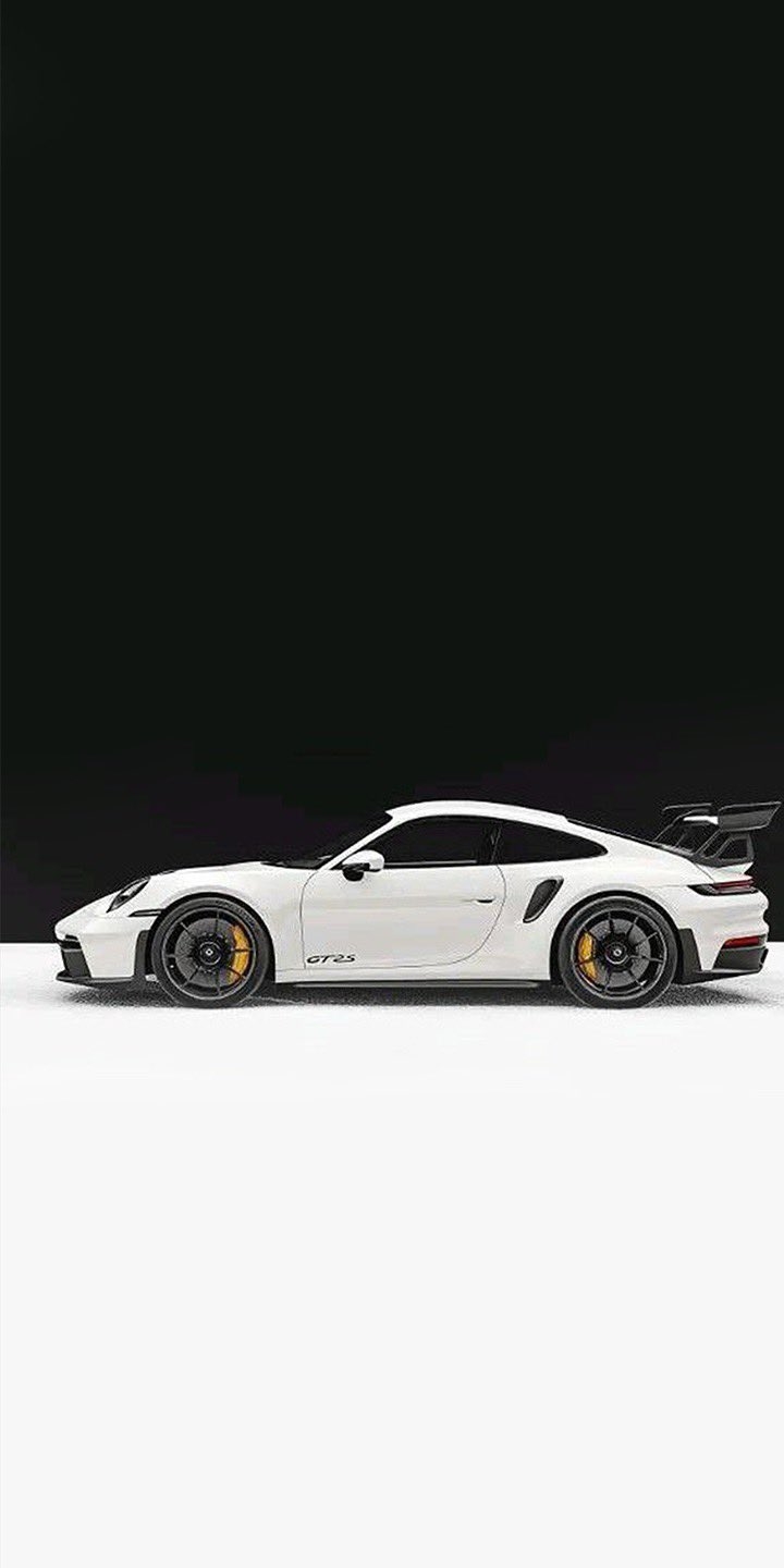 El Porsche 911 GT3 RS blanco presenta un atractivo perfil lateral contra un fondo blanco y negro