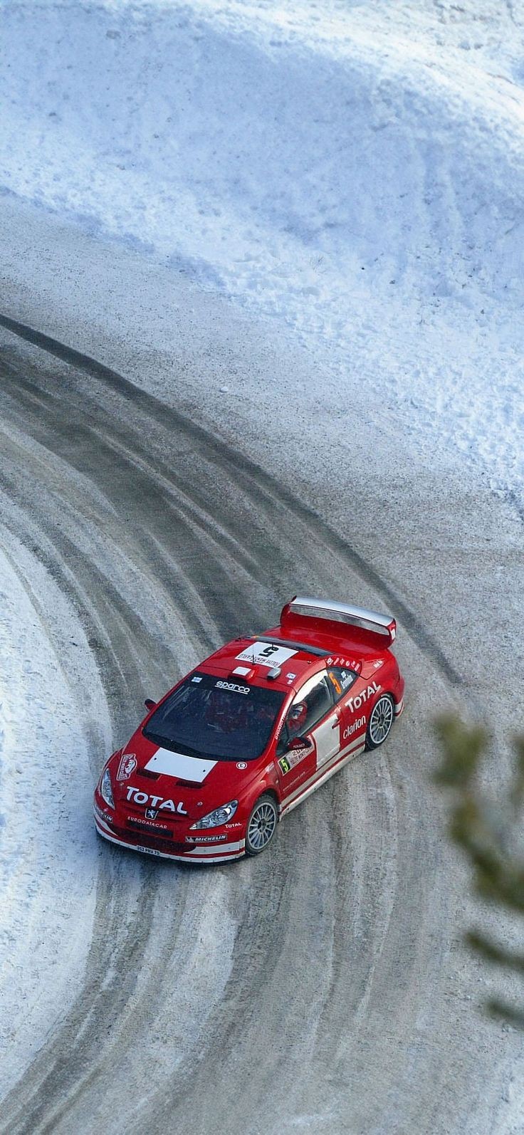 雪道でのラリーカーのドリフトを捉えた動的なショット