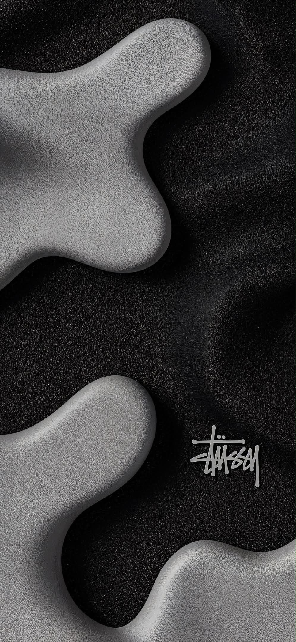 Uma composição abstrata monocromática em um fundo preto áspero com formas cinzas e um logotipo de streetwear