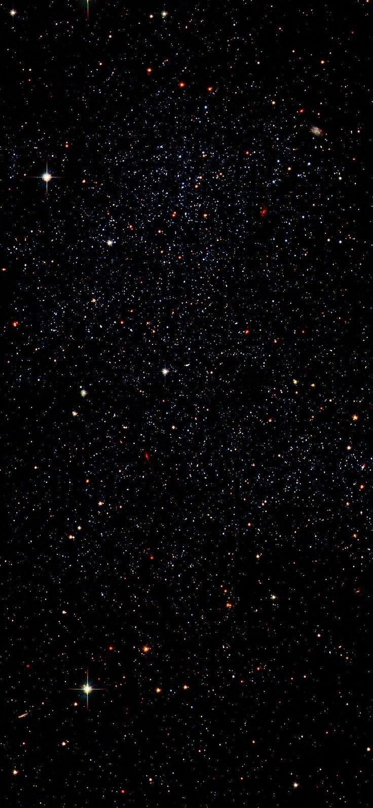 Um vasto espaço profundo cheio de estrelas cria uma sensação de solidão cósmica