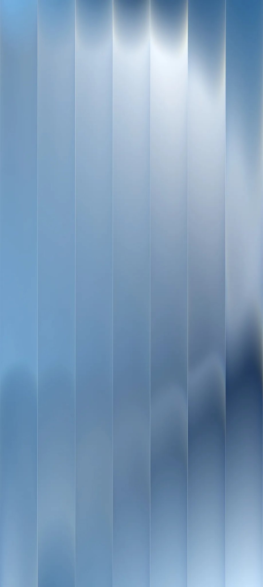 Listras verticais abstratas em azul e branco com luz suave descendente, lembrando vidro fosco ou véu de luz. Transição monocromática, fria, pura e transparente. Listras verticais preenchendo o quadro com gradiente de luz de cima para baixo, criando profundidade e fluidez.