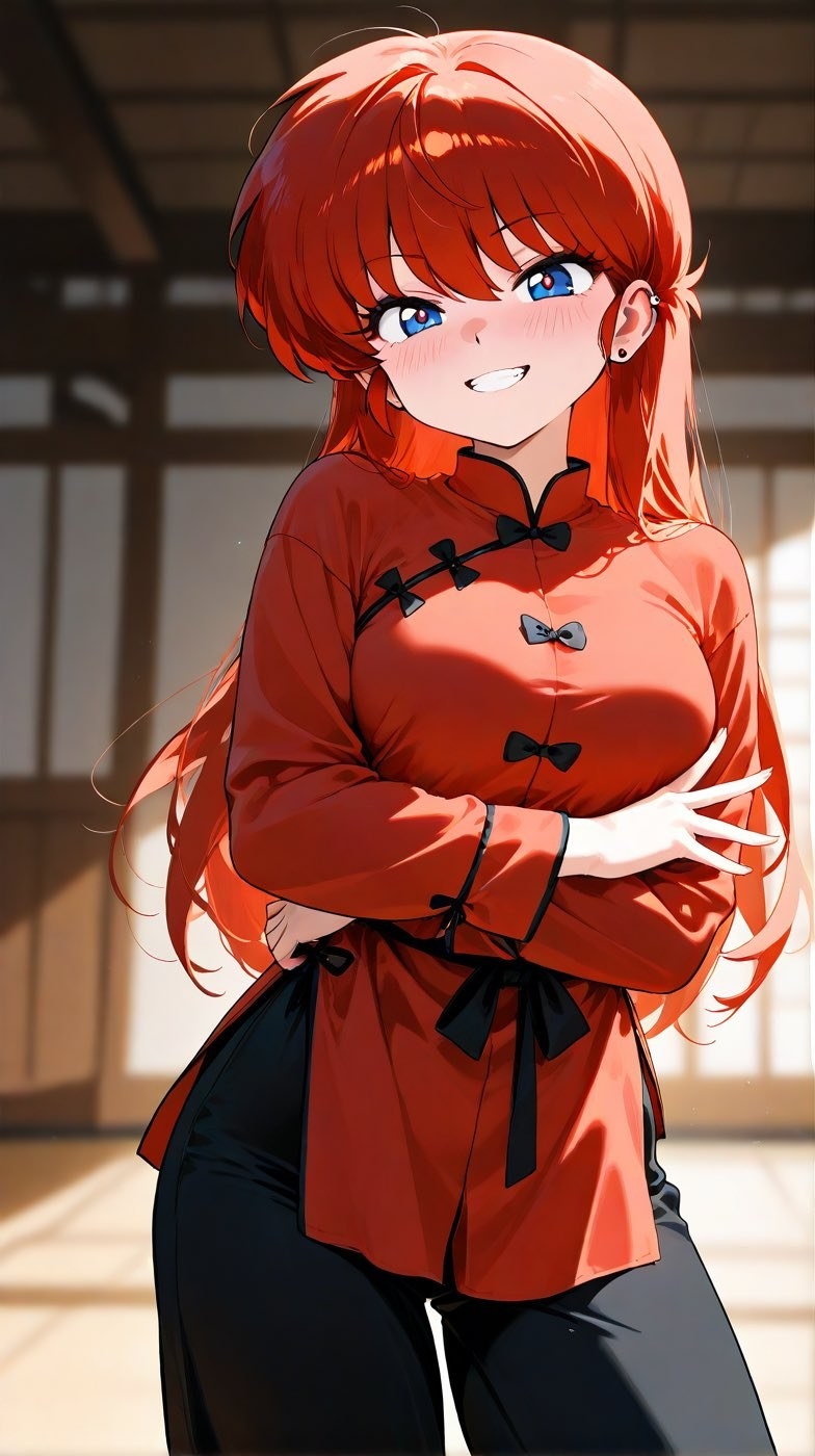 Un personnage féminin d'anime aux cheveux rouges et yeux bleus porte un haut chinois rouge et un pantalon noir
