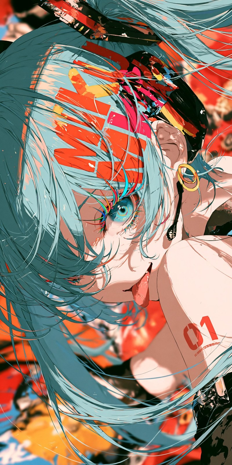 Personagem de anime com cabelo longo azul, mostrando a língua e com a marca vermelha '01', brincos pretos e argolas amarelas