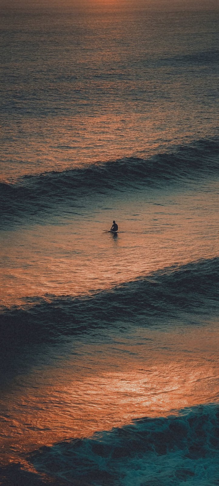 El mar al atardecer y la silueta negra crean un fuerte contraste