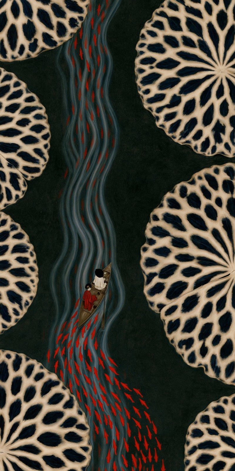 Deux personnes en blanc et rouge naviguent en petite embarcation sur une eau verte parmi des feuilles de lotus et des poissons rouges