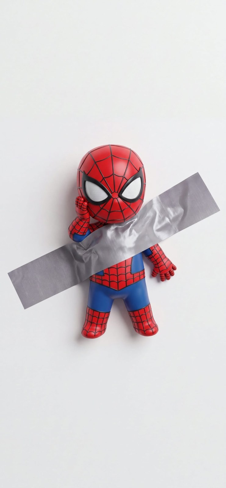 Figura chibi do Homem-Aranha fixada diagonalmente em parede branca com fita cinza-prateada