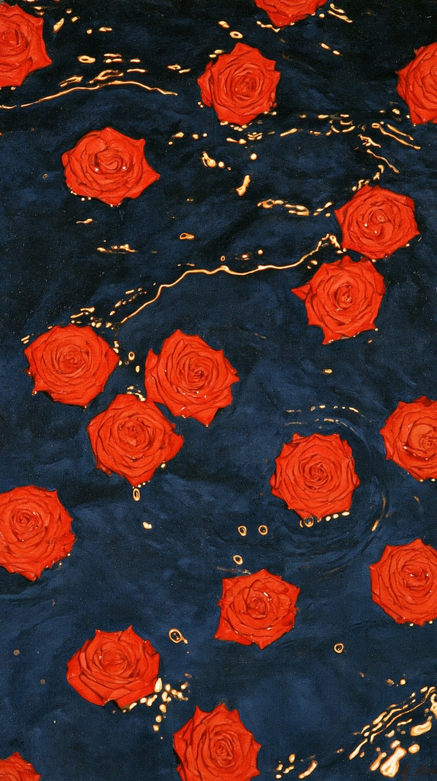 Roses écarlates flottant sur une eau bleu profond