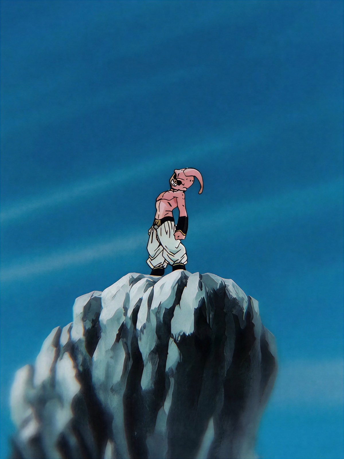 Personaje anime musculoso de piel rosa en pico rocoso con pantalones blancos y muñequeras negras mirando el cielo azul