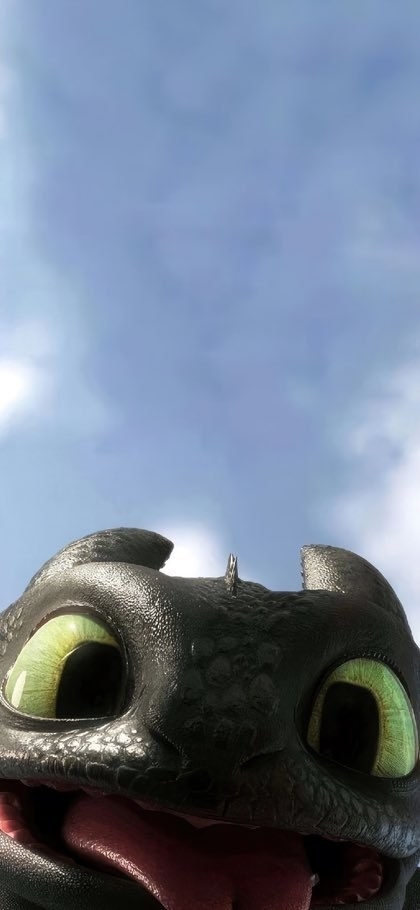 Dragón de escamas negras mira hacia arriba con la lengua fuera en primer plano