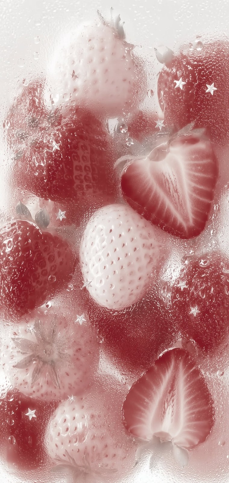 Close-up de morangos vermelhos e brancos sobrepostos com gotas de água